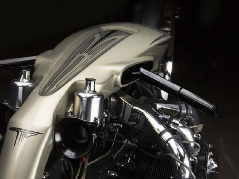 دراجة بخارية شبيهة بآلات ترون: تعمل بمحرك طائرة ومن تصميم سائق سباق برازيلي